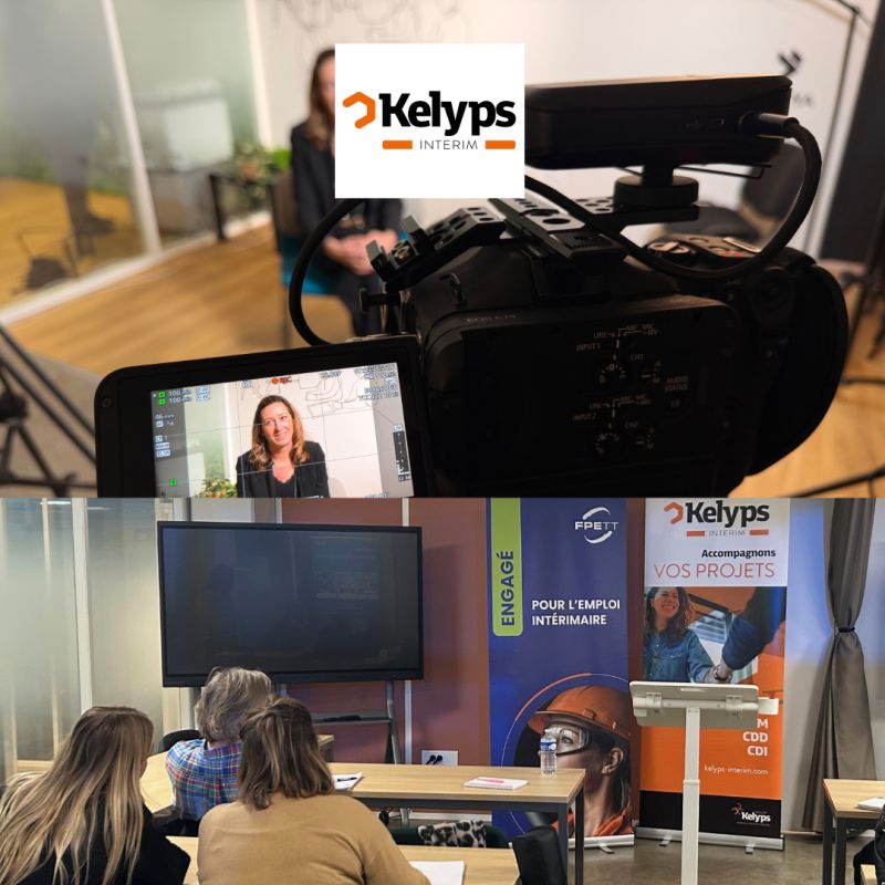 Un groupe de professionnels seniors et de jeunes collaborateurs souriants et échangeant en réunion de travail, illustrant la transmission des compétences et l'emploi des seniors chez Kelyps Groupe.